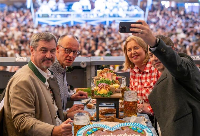 Bundeskanzler Merz auf der Wiesn Gemeinsam mit CSU-Chef Markus Söder und den SPD-Parteivorsitzenden Bärbel Bas und Lars Klingbeil kam Merz ins Schottenhamel-Festzelt.