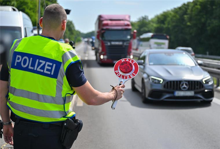 Große Verkehrskontrolle am Wesertunnel: Polizei zieht Bilanz Luftfoto einer Verkehrskontrolle in der Nähe des Wesertunnels