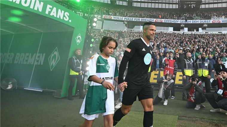 Gemeinsam mit seinem Sohn Matteo betritt Diego  bei seinem Abschiedsspiel das Bremer Weserstadion.