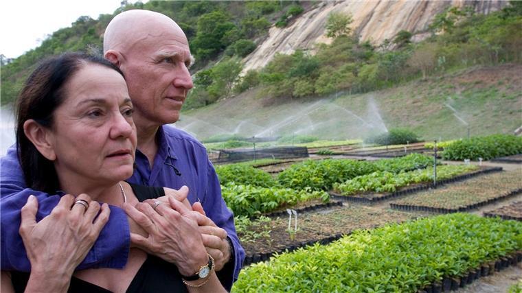 Sozialkritiker und Naturfreund: Starfotograf Salgado ist tot Gemeinsam mit seiner Frau Lelia Wanick Salgado forstete Sebastião Salgado die Farm seiner Eltern auf und setzte sich für Naturschutz ein.