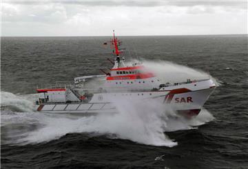 Gemeinsam mit vier weiteren Rettungseinheiten suchte der Seenotrettungskreuzer Hermann Marwede die Nordsee ab, nachdem eine Segelyacht ausgebrannt und gesunken war. 