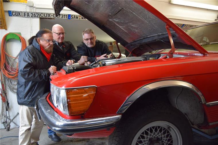Geestland: Schrauben am Oldtimer ist ihr großes Glück Gemeinsam schrauben ist klasse (von links). Gerhard Feit, Jörg Lange und Andrè Schlüter.