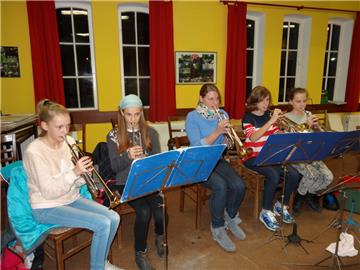 Gemeinsam spielen macht mehr Spaß als alleine: Die Nachwuchsgruppe des Posaunenchores Bramstedt von links: Finja, Jelina, Meike Hinze, Laura, Anna.