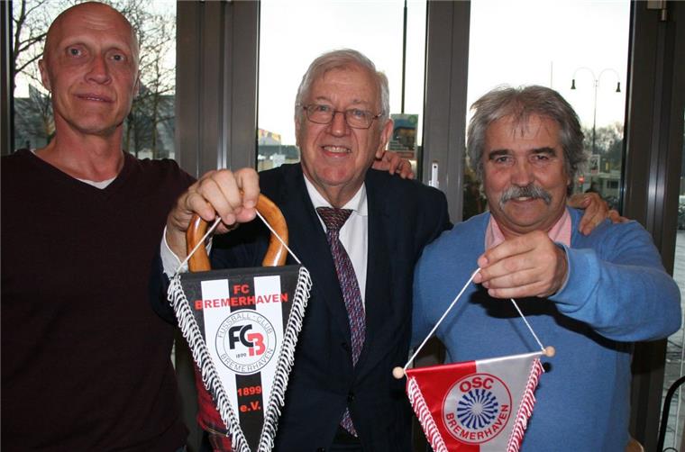 Bernd Günther will mit dem OSC Bremerhaven hoch hinaus Gemeinsam stark: Der Hamburger Finanzkaufmann Bernd Günther (Mitte) mit OSC-Trainer Björn Böning (links) und Fußball-Abteilungsleiter Hajo Böhm.