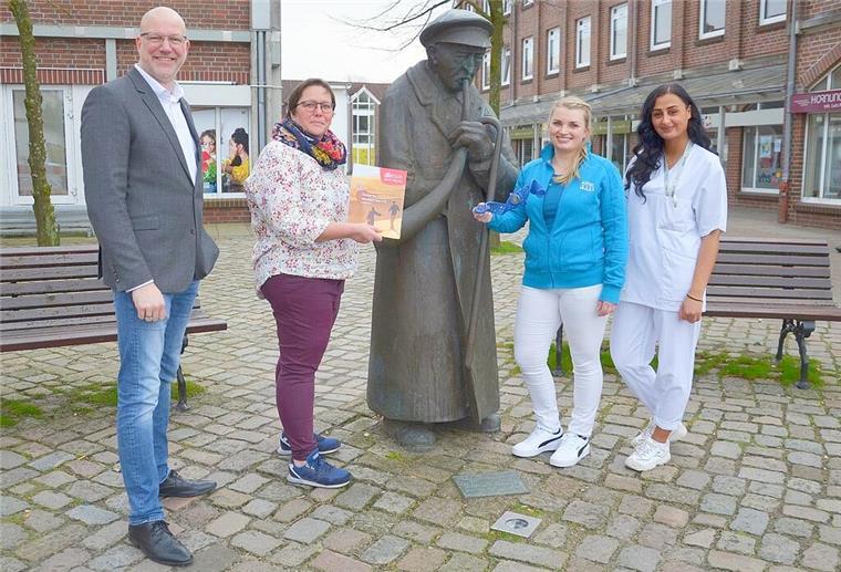 Gemeinsam werben sie für die Stellenbörse im Lindenhof (von links): Mirko Oeltermann (Bäko), Nicole Essen (Reisebüro Dertour), Milena Koenen (Firmengruppe Koenen) und Yarar Gülistan (Ameos).