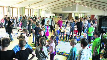 Gemeinsam wird beim 32. Kinderkirchentag in Nordholz gesungen, gespielt, Theater zugesehen und sehr viel Überraschendes erlebt.