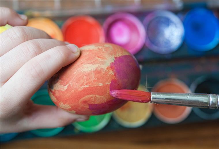 Bremerhaven: Tipps für schöne Ostern trotz Corona Gemeinsame Aktivitäten wie Basteln oder das Anmalen von ausgepusteten Eiern sind auch jetzt möglich, sagt Silvia Miller vom Kinderschutzbund.