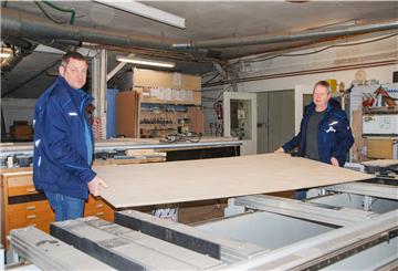 Gemeinsame Arbeit an der Plattenaufteilsäge: Frank Beddies (links) und Thomas Harrer produzieren derzeit bei Geschäftsfreund Bernd Marschalk in Elmlohe, nachdem ihre Tischlerei im Gewerbegebiet Loxstedt im Januar abgebrannt ist.