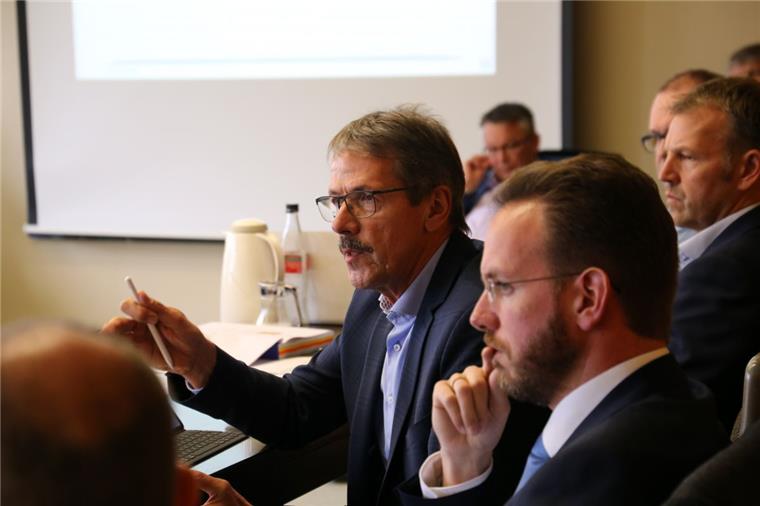 Finanzangst: Cuxland-Bürgermeister setzen geschlossen Zeichen Gemeinsamer Auftritt im Finanzausschuss: Die Bürgermeister der Gemeinden im Landkreis Cuxhaven haben deutlich gemacht, dass der Kreis nicht noch mehr Geld von ihnen verlangen kann.