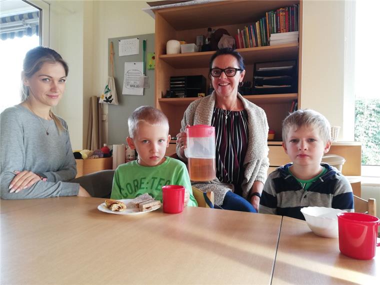 Gemeinsames Frühstück: Stellvertretende Kita-Leiterin Inga Loomis (links) und Mitarbeiterin Birgit Claußen kümmern sich auch um Alexander und Jonas (rechts). Jonas gehört zu den 27 Jungen und Mädchen in der Kita am Kapellenweg, die länger als acht Stunden betreut werden.