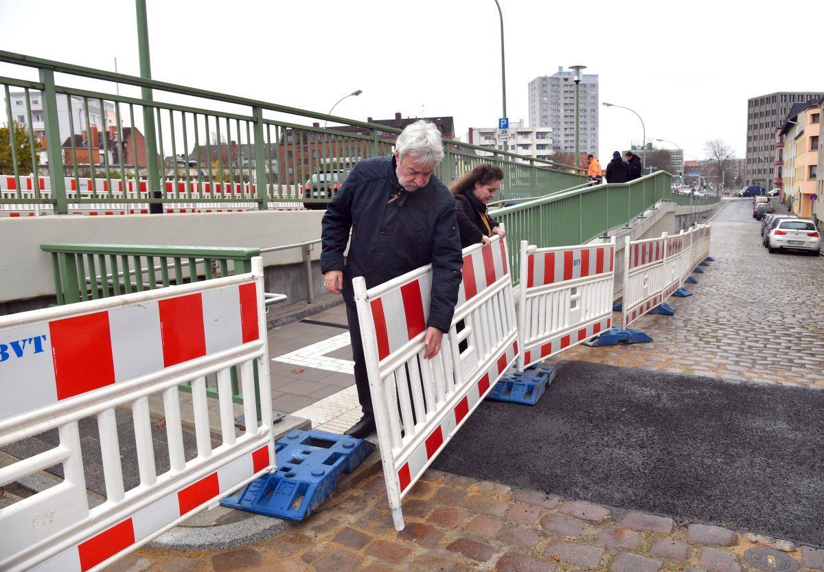 Gemeinschaftlich räumten am Dienstag Baustadträtin Dr. Jeanne-Marie Ehbauer und Uwe Parpart, Stadtrat für Menschen mit Behinderung, die Absperrungen an der neuen barrierefreien Rampe in Bremerhaven beiseite.