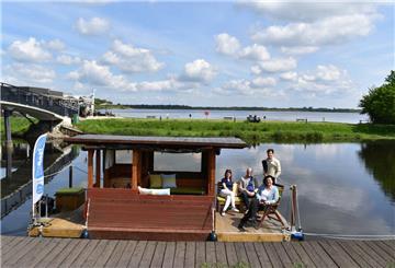 Gemütlich auf dem Kanal unterwegs: Ein Floß steht nun in Bad Bederkesa zur Verfügung.