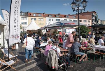 Gemütlich und einladend: das Weinfest in der Bremerhavener City.