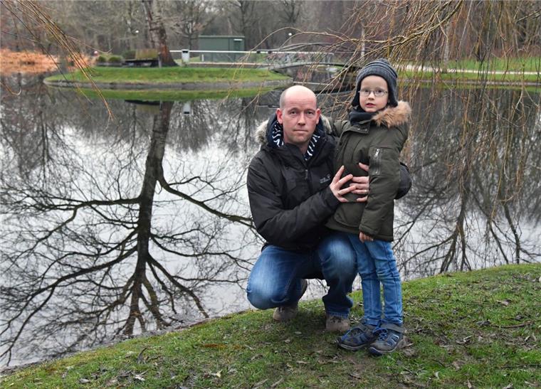 Genau an der Stelle des Klinikteiches rettet Sven Wellmann die Frau aus dem Wasser. Sein Sohn Tim ist dabei.