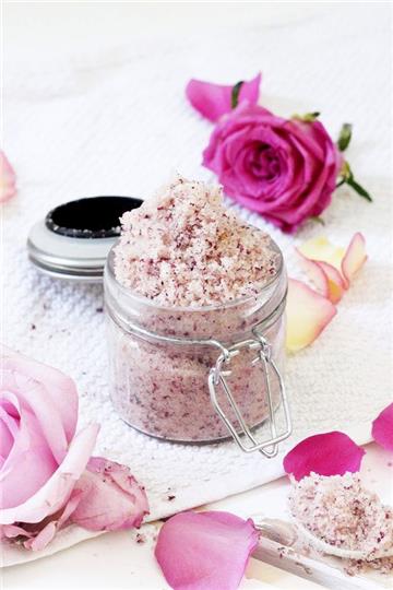 Genau das Richtige für ein gemeinsames Bad: ein selbstgemachtes Rosen-Peeling. Q...