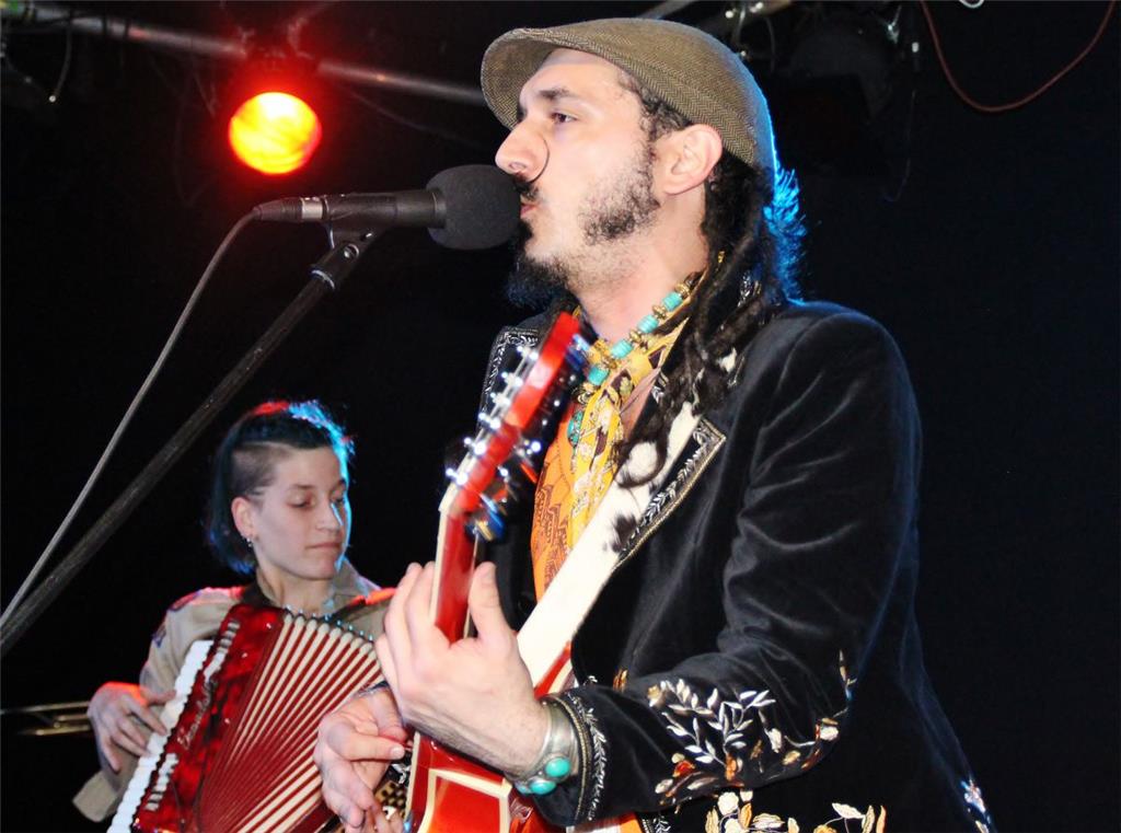 Genau die richtige Musik für die Abschlußparty der Langen Nacht: Simja Dujov aus Argentinien verwandelte den Pferdestall mit seiner Worldmusic in einen Tanztempel allererster Güte.