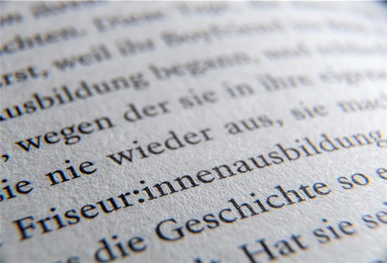 Gendern soll im niedersächsischen Abitur erlaubt werden. Das berichtet die FAZ.