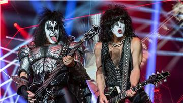 Gene Simmons (l) und Paul Stanley von Kiss auf der Bühne.