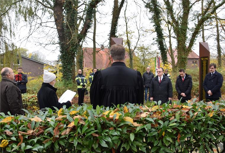 Generalkonsul Andrej Sharashkin (3. von rechts) sprach an der Gedenkstätte auf dem Blexer Friedhof II.
