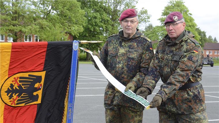 Inspekteur verleiht Seedorfer Fallschirmjägern das Fahnenband „Einsatz“