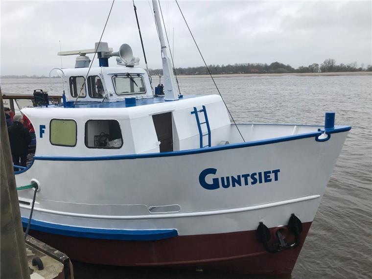 Brake: Fähre "Guntsiet" schippert wieder zum Harriersand Generalüberholt und frisch gestrichen ist die "Guntsiet" in die neue Saison gestartet.