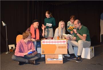 Generationenkonflikt pur gibt es bei „Wir sind die Neuen“ zu erleben. Auf der Bühne agieren Otis Jaudzims, René Maréchal, Lynn Wilhaus, Marie Strieben, Susanne Seedorf und Rolf Wilkens (von links).