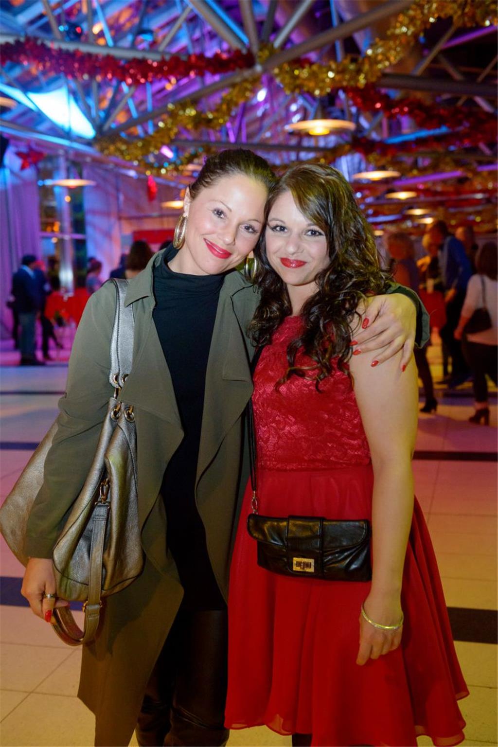 Genießen das Party-Feeling: Judith (links) und Sarah.
