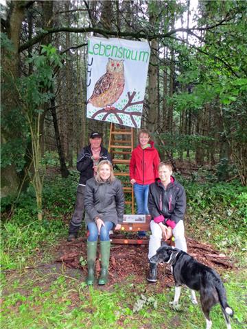 Genießen den stillen Blick von der Uhu-Bank (von links): Hans-Joachim Nieschlag von der BI Driftsethe, Anwohnerin Clara van der Elst, Plakatgestalterin Manuela Cordes sowie Karla Mombeck (BI MUT). 