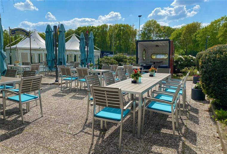 Neuer Glanz im Sport- und Bürgertreff Surheide Biergarten des Sport- und Bu¨rgertreffs Surheide.