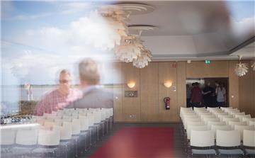 Genug Platz für eine große Hochzeitsgesellschaft inklusive Weserblick: Das neue Trauzimmer in der 7. Etage des Standesamtes in Bremerhaven.