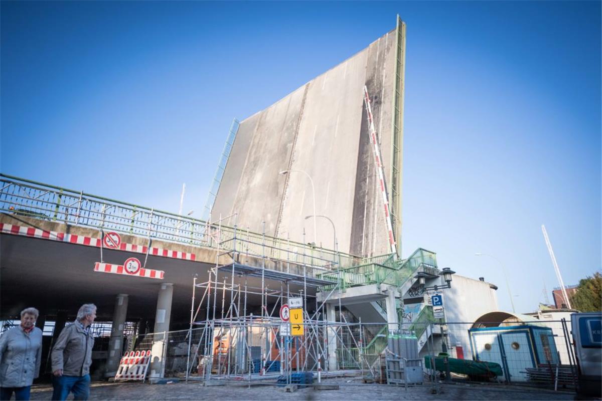 Geöffnete Kennedybrücke zur Fortsetzung des zweiten Bauabschnittes der Brücken- und Straßenbelagsanierung. 