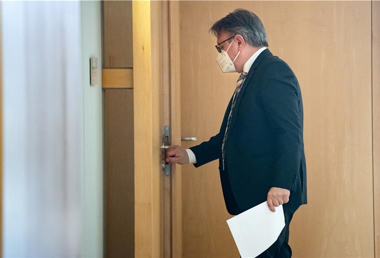 Wegen Maskengeschäfte: Nüßlein geht und bleibt Georg Nüßlein (CSU) geht über einen Flur zu seinem Bundestagsbüro, während dieses durchsucht wird. Der Bundestag hat die Immunität des CSU-Abgeordneten Nüßlein aufgehoben und damit den Vollzug gerichtlicher Durchsuchungs- und Beschlagnahmebeschlüsse genehmigt.