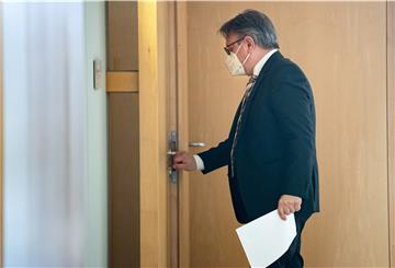 Georg Nüßlein (CSU) geht über einen Flur zu seinem Bundestagsbüro, während dieses durchsucht wird. Der Bundestag hat die Immunität des CSU-Abgeordneten Nüßlein aufgehoben und damit den Vollzug gerichtlicher Durchsuchungs- und Beschlagnahmebeschlüsse genehmigt. 