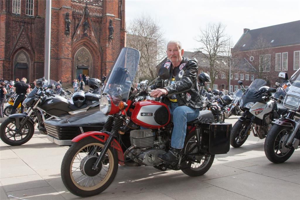 Georg Paul mit seiner MZ-TS250 Baujahr 1975 vor der Großen Kirche. Foto: Kai-Mar...