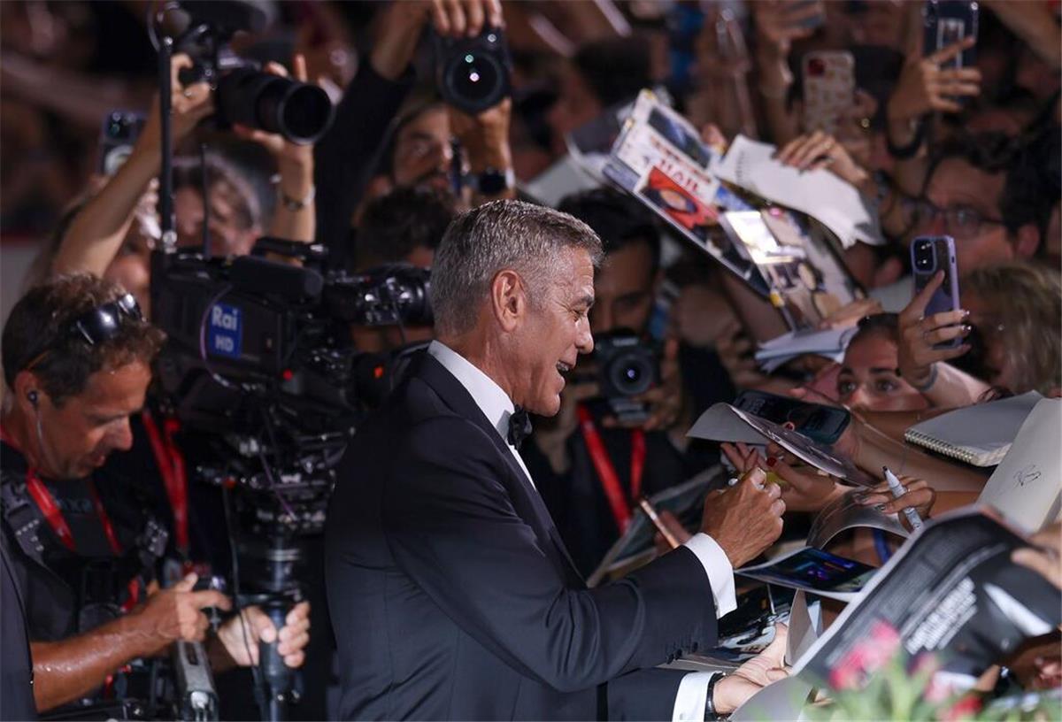 Über diese Stars spricht Venedig beim Filmfestival George Clooney gab schon vergangenes Jahr Autogramme in Venedig - nun kommt er zurück (Archivbild).