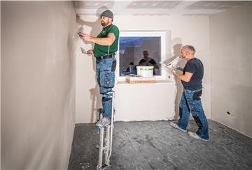 Georgi Andritchi (links) und Arkadinsz Pietrnszynski bereiten die Wände vor.