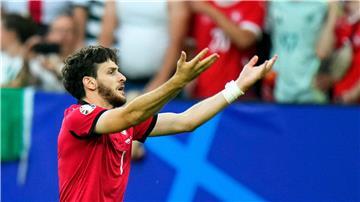 Georgiens Chwischa Kwaratschelia bejubelt das überraschende 1:0 gegen Portugal.
