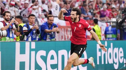 Georgiens Chwischa Kwaratschelia jubelt über seinen Treffer zum 1:0.