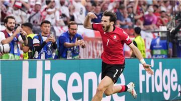 Georgiens Chwischa Kwaratschelia jubelt über seinen Treffer zum 1:0.