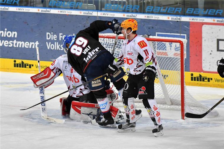 GER, DEL, Adler Mannheim vs Fishtown Pinguins Bremerhaven 13.01.2017, SAParena, Mannheim, GER, DEL Adler Mannheim vs Fishtown Pinguins Bremerhaven, im Bild David Wolf (Adler Mannheim 89) trifft gegen Gerald Kuhn (Fishtown Pinguins Bremerhaven 35) zum 4:2 Foto © nordphoto / Fabisch nordphotox/xFabisch

ger DEL Adler Mannheim vs Fish Town Penguin Bremerhaven 13 01 2017 SAPArena Mannheim ger DEL Adler Mannheim vs Fish Town Penguin Bremerhaven in Picture David Wolf Adler Mannheim 89 fault against Gerald Kuhn Fish Town Penguin Bremerhaven 35 to 4 2 Photo © nordphoto Fabisch nordphotox xFabisch