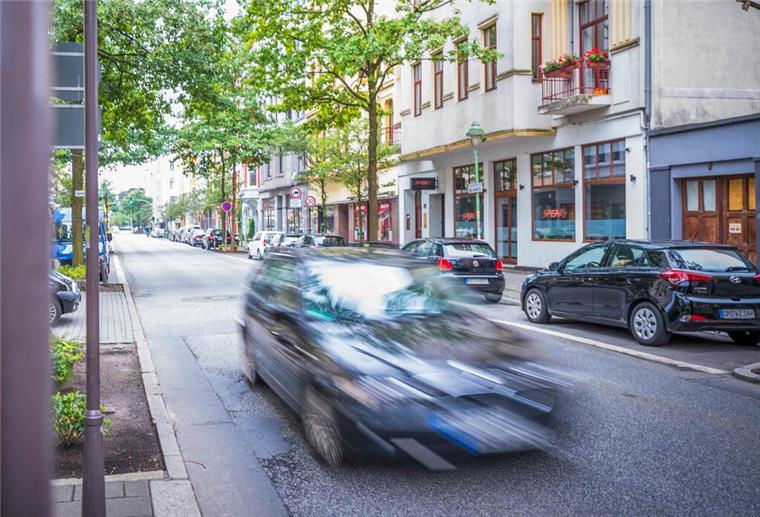 Anwohner verzweifelt: Polizei kriegt Raser in der „Alten Bürger“ nicht zu fassen Autos fahren durch die Alte Bürger in Bremerhaven