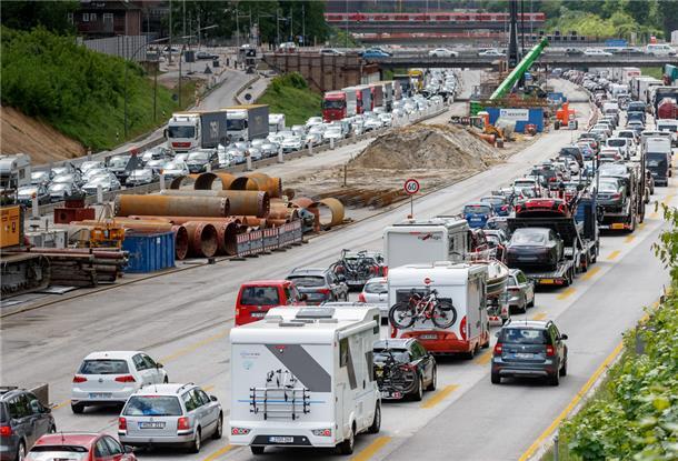 Urlaubsverkehr staut sich auf der Autobahn A7 Höhe Hamburg-Bahrenfeld in beiden Fahrtrichtungen an einer Baustelle.