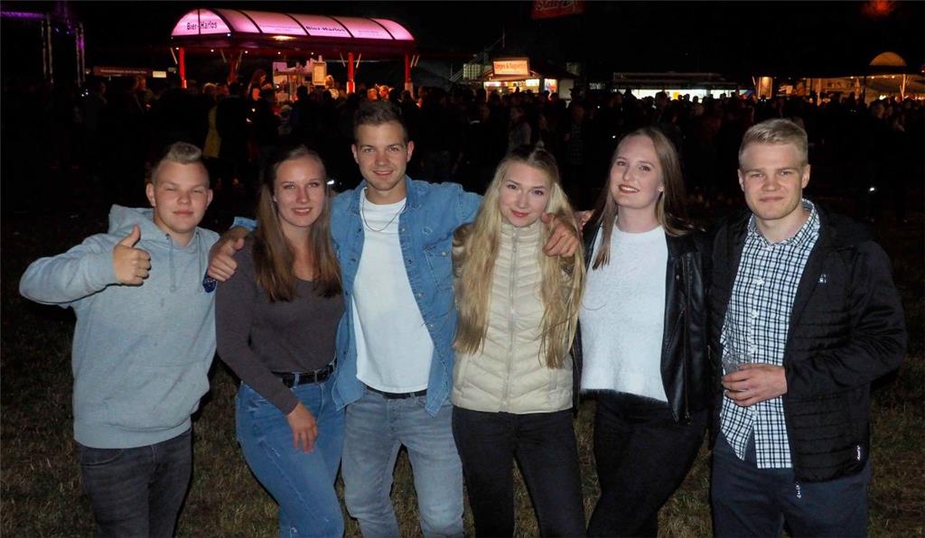 Gerade angekommen und schon in bester Stimmung war diese Gruppe aus Loxstedt. &q...