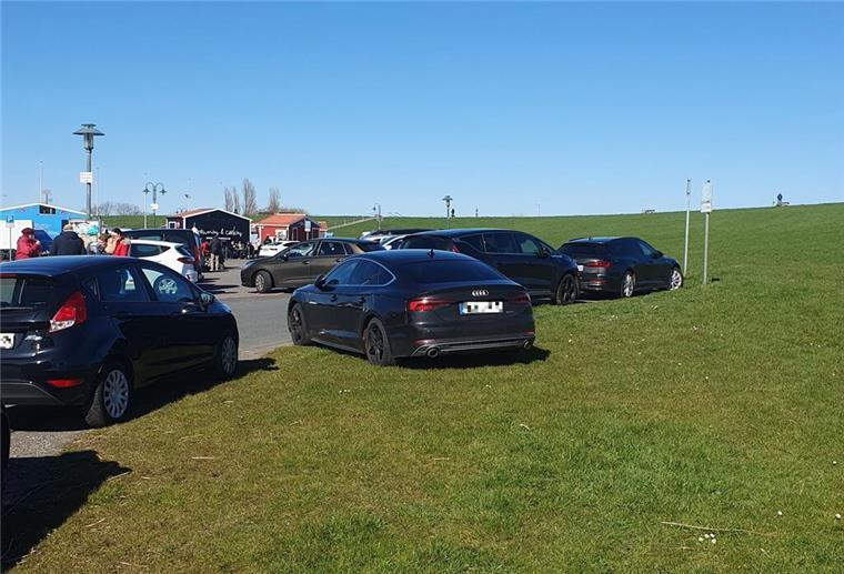 Gerade bei gutem Wetter, hier im April, kommt es immer wieder vor, dass Besucher des Wremer Hafens auch auf dem Deichfuß parken.