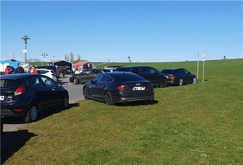Gerade bei gutem Wetter, hier im April, kommt es immer wieder vor, dass Besucher des Wremer Hafens auch auf dem Deichfuß parken.
