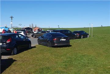Gerade bei gutem Wetter, hier im April, kommt es immer wieder vor, dass Besucher des Wremer Hafens auch auf dem Deichfuß parken.