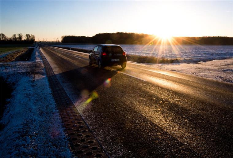 Sicheres Fahren auf Eis und Schnee ARCHIV - Gerade bei schwankenden Temperaturen um den Gefrierpunkt kann sich die Straßenoberfläche ständig verändern. (zu dpa: «Sicheres Fahren auf Eis und Schnee») Foto: Julian Stratenschulte/dpa/dpa-tmn - Honorarfrei nur für Bezieher des dpa-Themendienstes +++ dpa-Themendienst +++