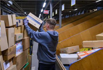 Gerade im Dezember wird fleißig geshoppt. Die Freude des Bestellens hat am Zoll dann oftmals ein Ende,