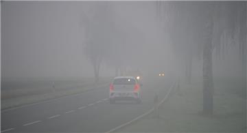 Gerade im Herbst müssen Autofahrer mit Nebel auf den Straßen rechnen.