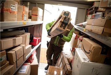 Paketzusteller bei der Arbeit